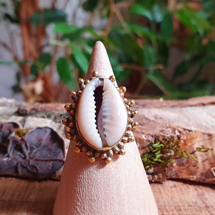 Cowrie Shell Brass Ring / Bohemian / Ethnic / Psy / Rustic / Tribal / Gypsy / Festival / Healing / Festival