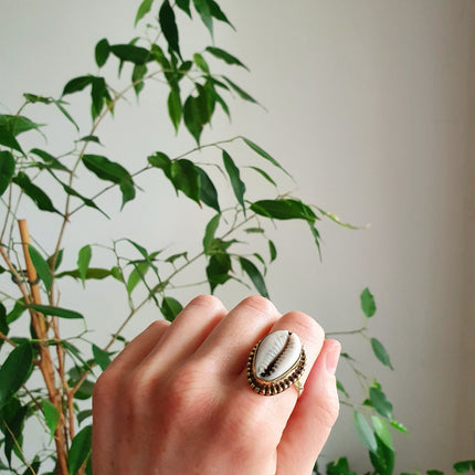 Cowrie Shell Brass Ring / Bohemian / Ethnic / Psy / Rustic / Tribal / Gypsy / Festival / Healing / Festival