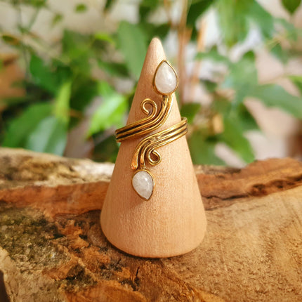 Spiral Brass & Moonstone ring / Ajustable / Birthstone / Boho / Ethnic / Rustic / Tribal / Gypsy / Festival / Healing