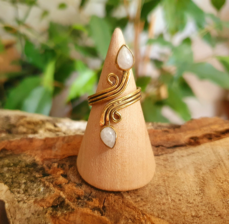 Spiral Brass & Moonstone ring / Ajustable / Birthstone / Boho / Ethnic / Rustic / Tribal / Gypsy / Festival / Healing