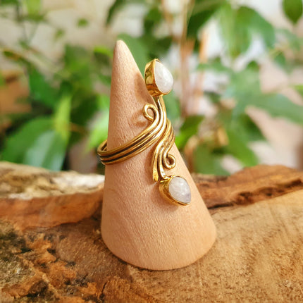 Spiral Brass & Moonstone ring / Ajustable / Birthstone / Boho / Ethnic / Rustic / Tribal / Gypsy / Festival / Healing