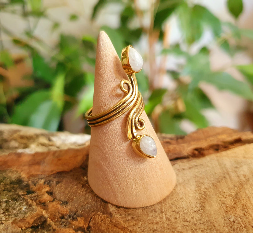 Spiral Brass & Moonstone ring / Ajustable / Birthstone / Boho / Ethnic / Rustic / Tribal / Gypsy / Festival / Healing