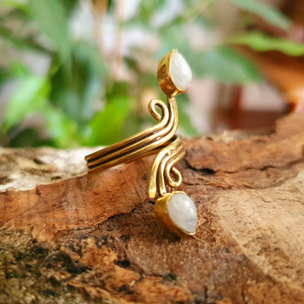 Spiral Brass & Moonstone ring / Ajustable / Birthstone / Boho / Ethnic / Rustic / Tribal / Gypsy / Festival / Healing