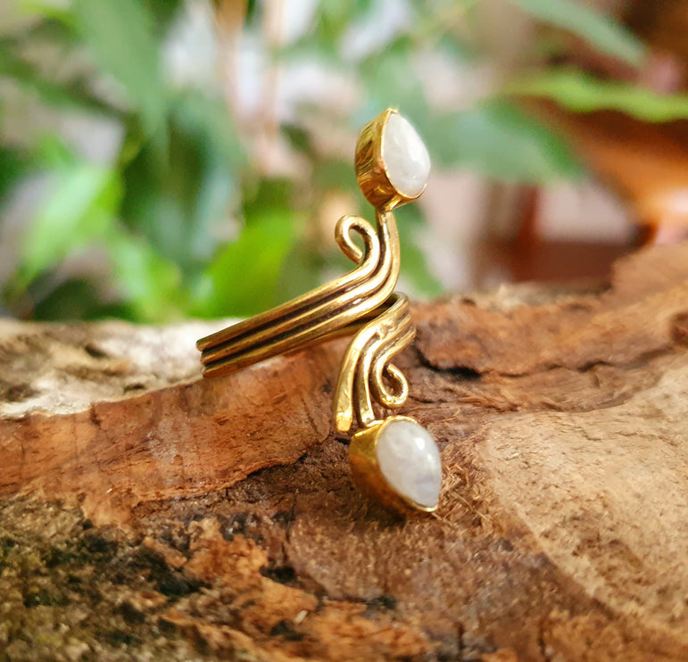 Spiral Brass & Moonstone ring / Ajustable / Birthstone / Boho / Ethnic / Rustic / Tribal / Gypsy / Festival / Healing