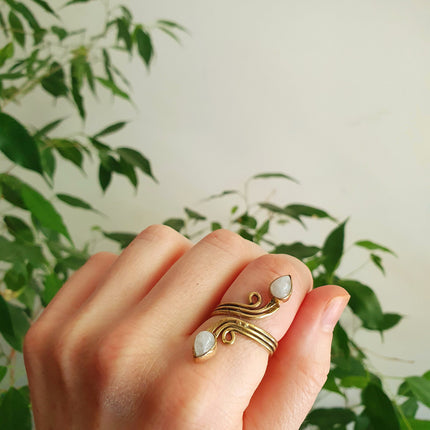 Spiral Brass & Moonstone ring / Ajustable / Birthstone / Boho / Ethnic / Rustic / Tribal / Gypsy / Festival / Healing