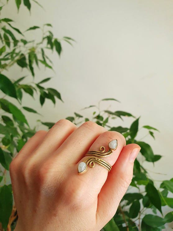 Spiral Brass & Moonstone ring / Ajustable / Birthstone / Boho / Ethnic / Rustic / Tribal / Gypsy / Festival / Healing