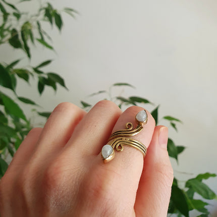 Spiral Brass & Moonstone ring / Ajustable / Birthstone / Boho / Ethnic / Rustic / Tribal / Gypsy / Festival / Healing