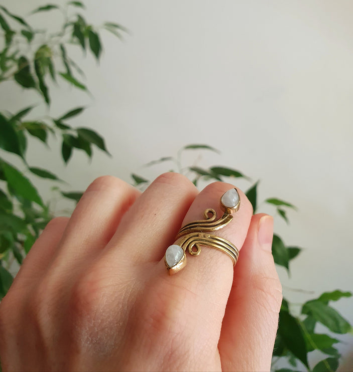 Spiral Brass & Moonstone ring / Ajustable / Birthstone / Boho / Ethnic / Rustic / Tribal / Gypsy / Festival / Healing