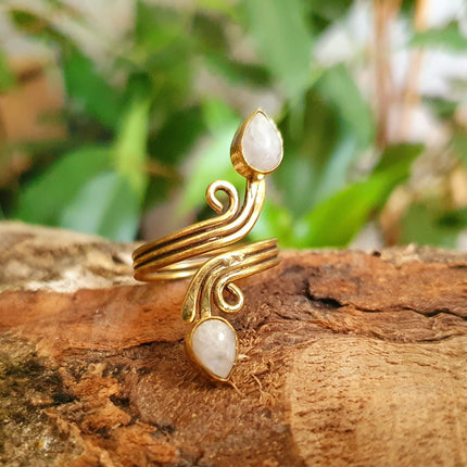 Spiral Brass & Moonstone ring / Ajustable / Birthstone / Boho / Ethnic / Rustic / Tribal / Gypsy / Festival / Healing