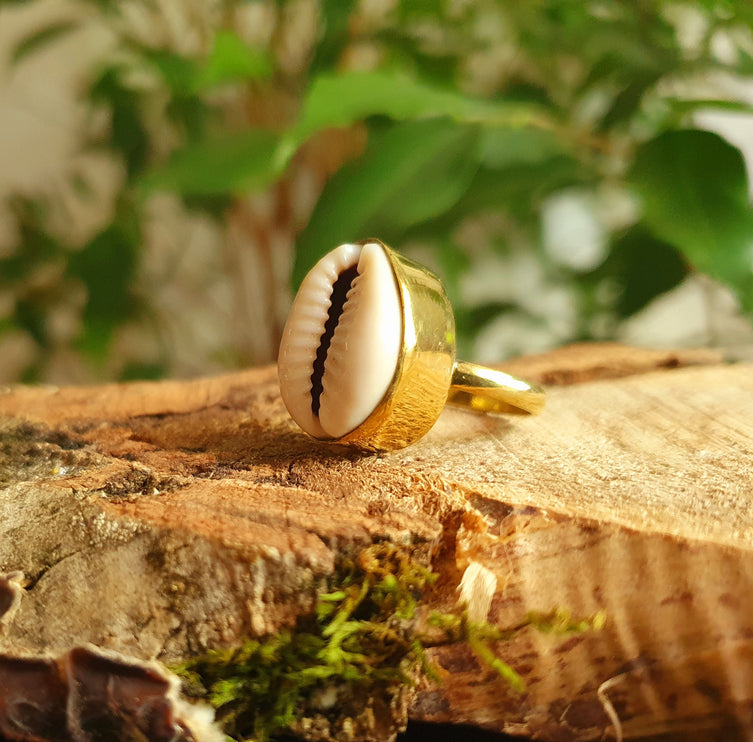 Cowrie Shell Brass Ring / Bohemian / Ethnic / Psy / Rustic / Tribal / Gypsy / Festival / Healing / Festival