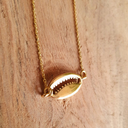 Golden Cowrie Shell Necklace / Minimalist / Contemporary / Boho / Modern / Chic / Pretty / Chain / Nature