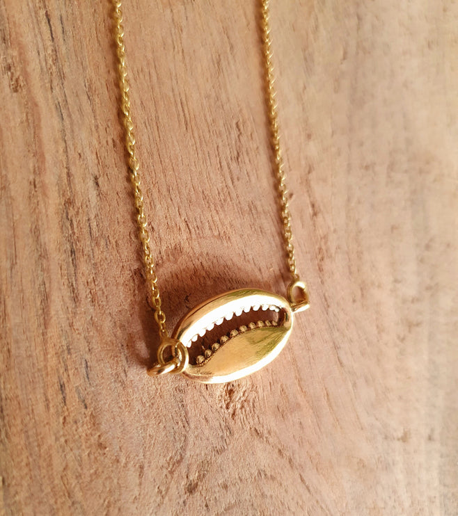 Golden Cowrie Shell Necklace / Minimalist / Contemporary / Boho / Modern / Chic / Pretty / Chain / Nature