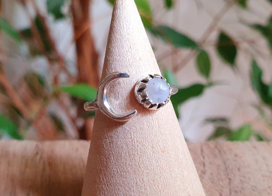 Moon Silver Ring / Moonstone / Zodiac / Purple / Boho / Ethnic / Rustic / Tribal / Gypsy / Festival / Healing / Festival