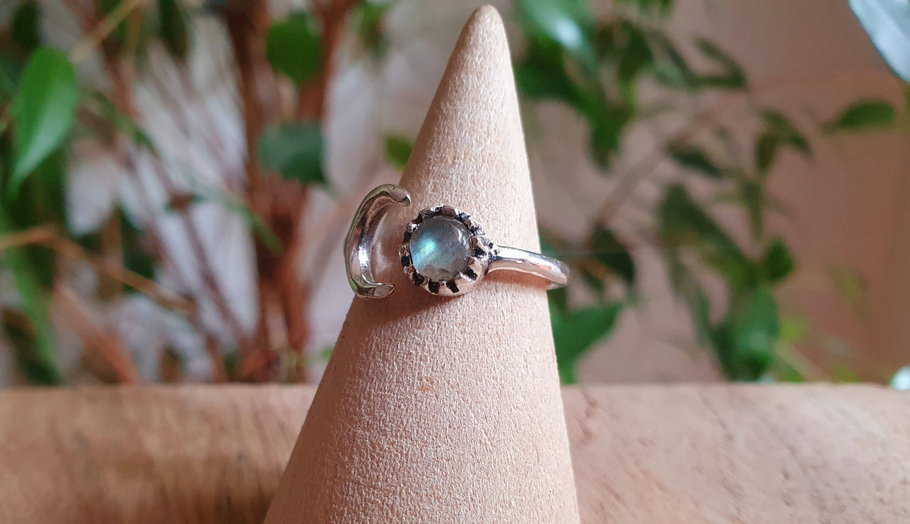 Labradorite Moon Silver Ring / Zodiac / Purple / Boho / Ethnic / Rustic / Tribal / Gypsy / Festival / Healing / Festival