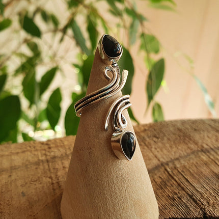 Onyx Noir & Silver spiral ring / Ajustable / Birthstone / Boho / Ethnic / Rustic / Tribal / Gypsy / Festival / Healing 