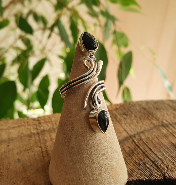 Onyx Noir & Silver spiral ring / Ajustable / Birthstone / Boho / Ethnic / Rustic / Tribal / Gypsy / Festival / Healing 