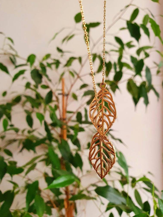 Lariat Necklace in Brass with Two Leaves Design / Minimalist / Contemporary / Boho / Modern / Chic / Pretty / Chain / Nature