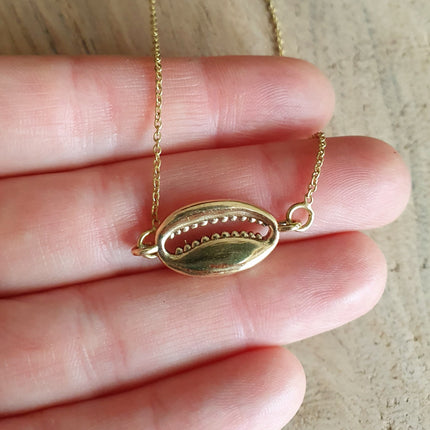 Golden Cowrie Shell Necklace / Minimalist / Contemporary / Boho / Modern / Chic / Pretty / Chain / Nature