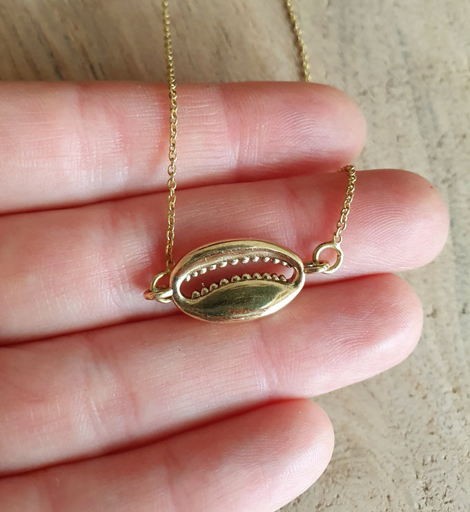 Golden Cowrie Shell Necklace / Minimalist / Contemporary / Boho / Modern / Chic / Pretty / Chain / Nature