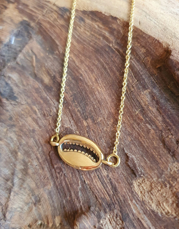 Golden Cowrie Shell Necklace / Minimalist / Contemporary / Boho / Modern / Chic / Pretty / Chain / Nature