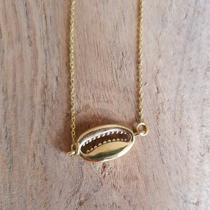 Golden Cowrie Shell Necklace / Minimalist / Contemporary / Boho / Modern / Chic / Pretty / Chain / Nature