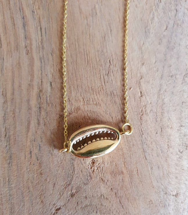 Golden Cowrie Shell Necklace / Minimalist / Contemporary / Boho / Modern / Chic / Pretty / Chain / Nature