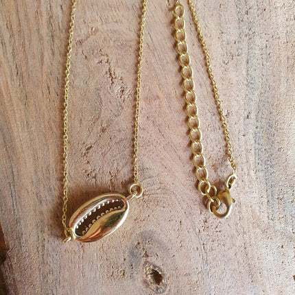 Golden Cowrie Shell Necklace / Minimalist / Contemporary / Boho / Modern / Chic / Pretty / Chain / Nature