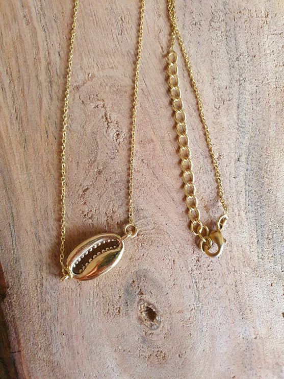 Golden Cowrie Shell Necklace / Minimalist / Contemporary / Boho / Modern / Chic / Pretty / Chain / Nature