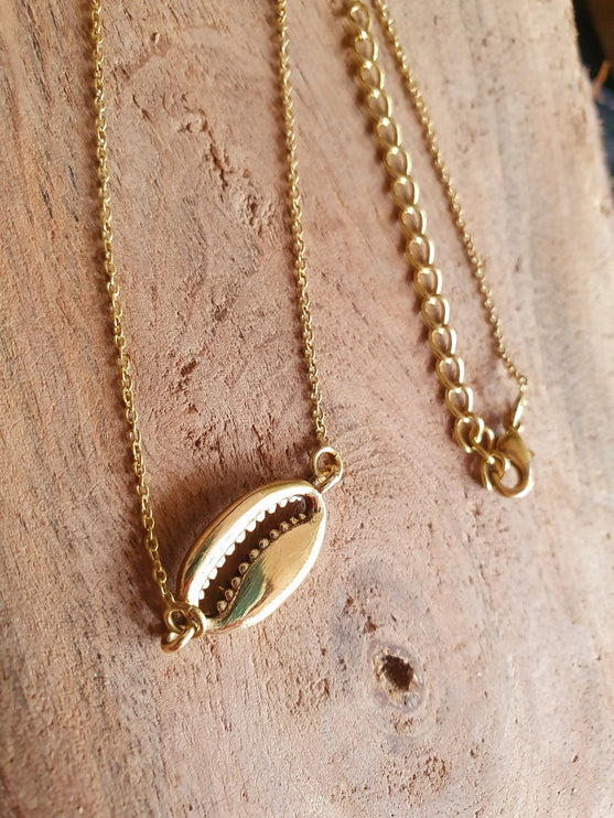 Golden Cowrie Shell Necklace / Minimalist / Contemporary / Boho / Modern / Chic / Pretty / Chain / Nature