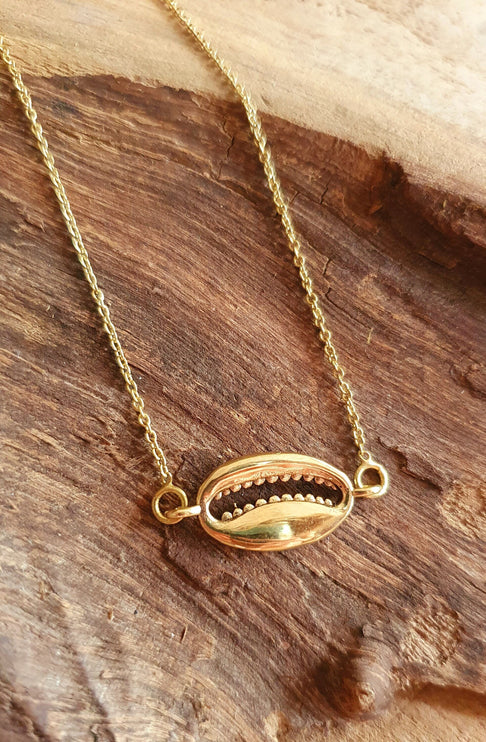 Golden Cowrie Shell Necklace / Minimalist / Contemporary / Boho / Modern / Chic / Pretty / Chain / Nature