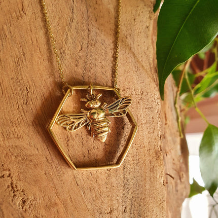 Golden Bee & Hexagon Necklace / Minimalist / Contemporary / Boho / Modern / Chic / Pretty / Chain / Nature