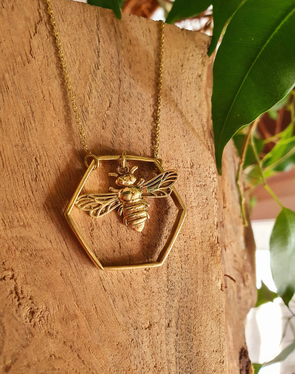 Golden Bee & Hexagon Necklace / Minimalist / Contemporary / Boho / Modern / Chic / Pretty / Chain / Nature