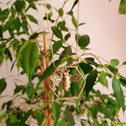 Golden Bee & Hexagon Necklace / Minimalist / Contemporary / Boho / Modern / Chic / Pretty / Chain / Nature