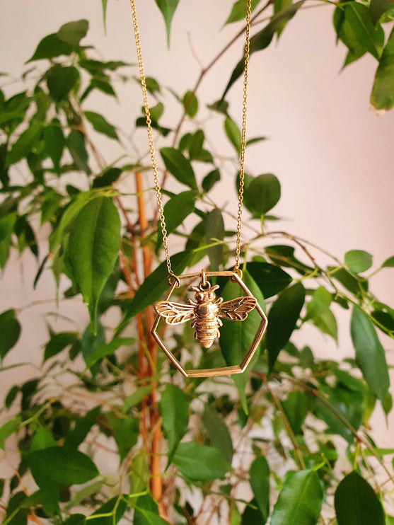 Golden Bee & Hexagon Necklace / Minimalist / Contemporary / Boho / Modern / Chic / Pretty / Chain / Nature