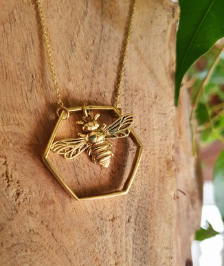 Golden Bee & Hexagon Necklace / Minimalist / Contemporary / Boho / Modern / Chic / Pretty / Chain / Nature