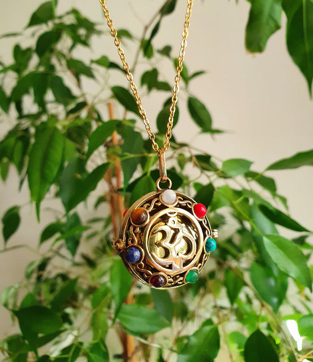 Golden Bola Necklace 'Ohm Shanti' Brass & 7 Stones Chakras / Pregnancy / Harmony Ball / Chimes / Bell / Vegan / Ethnic / Boho / Tribal