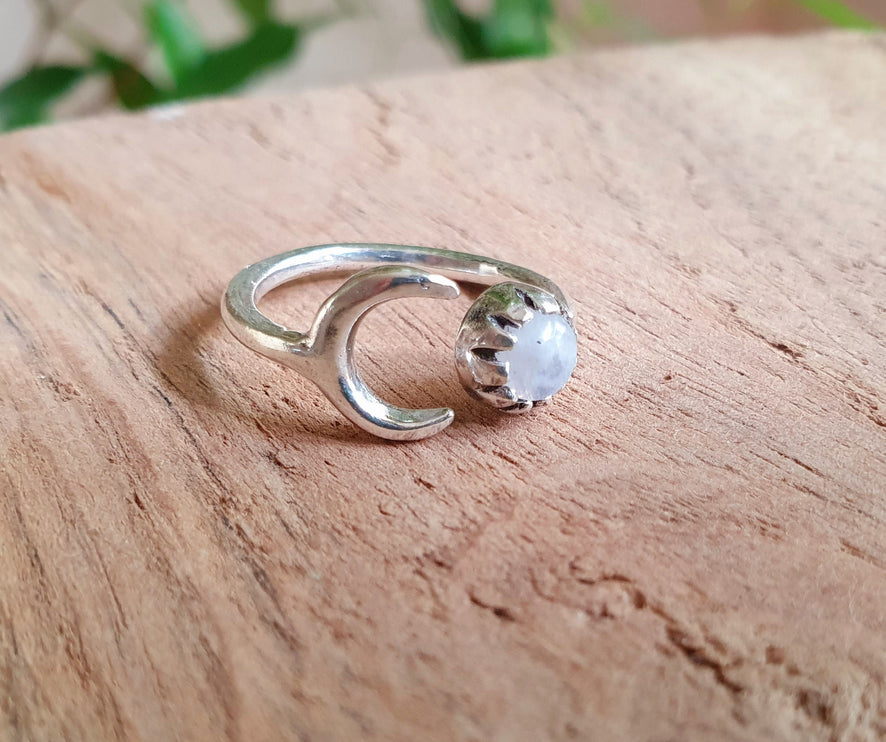 Moon Silver Ring / Moonstone / Zodiac / Purple / Boho / Ethnic / Rustic / Tribal / Gypsy / Festival / Healing / Festival