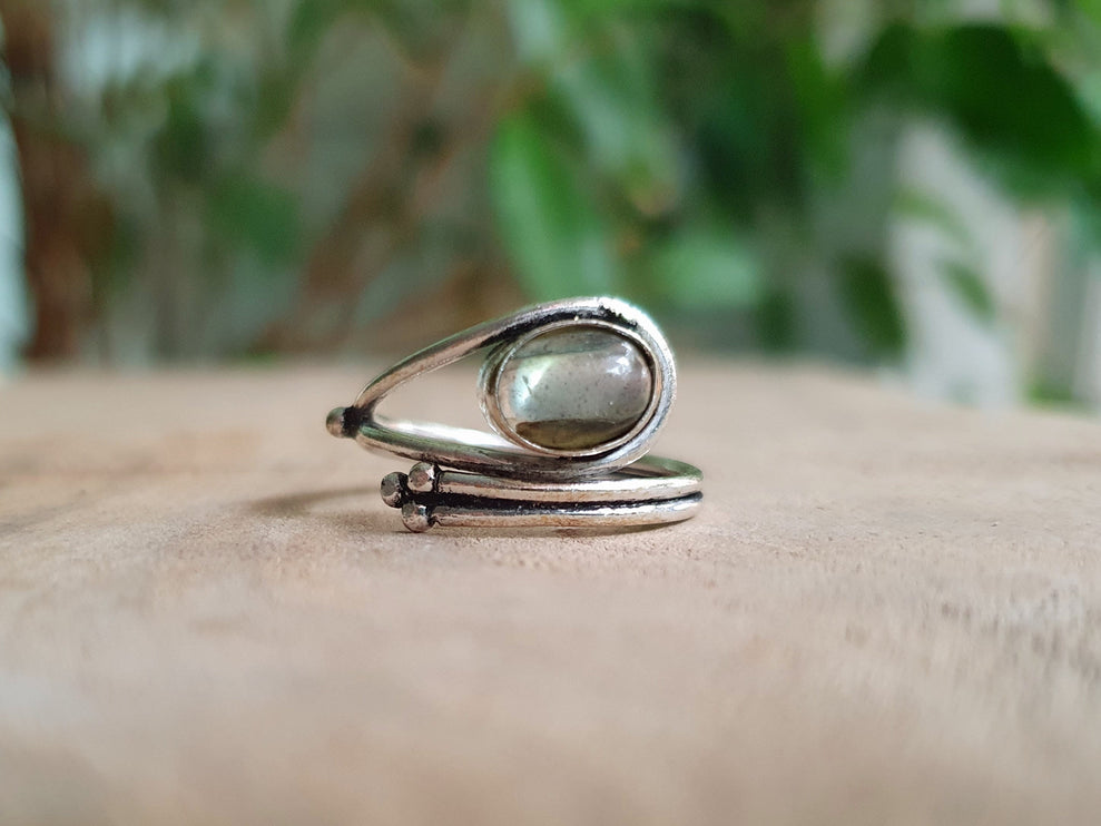 Ethnic style Silver & Labradorite Ring / Adjustable / Boho / Bohemian / Psy / Rustic / Tribal / Gypsy / Festival / Healing / Festival