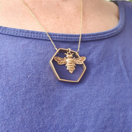 Golden Bee & Hexagon Necklace / Minimalist / Contemporary / Boho / Modern / Chic / Pretty / Chain / Nature