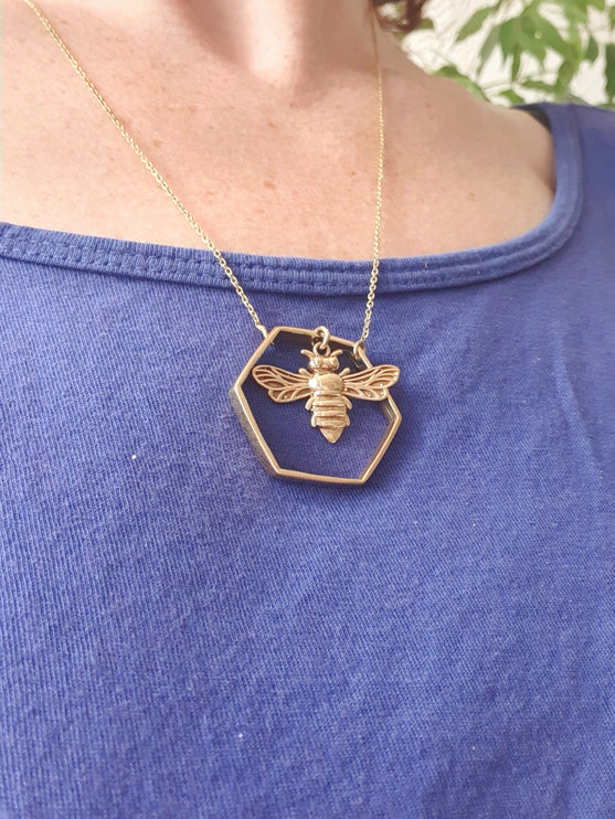 Golden Bee & Hexagon Necklace / Minimalist / Contemporary / Boho / Modern / Chic / Pretty / Chain / Nature