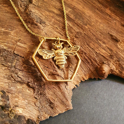 Golden Bee & Hexagon Necklace / Minimalist / Contemporary / Boho / Modern / Chic / Pretty / Chain / Nature