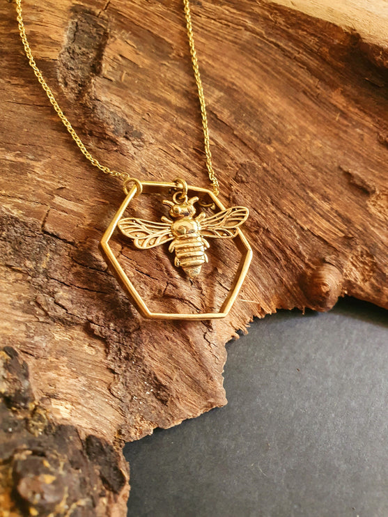 Golden Bee & Hexagon Necklace / Minimalist / Contemporary / Boho / Modern / Chic / Pretty / Chain / Nature