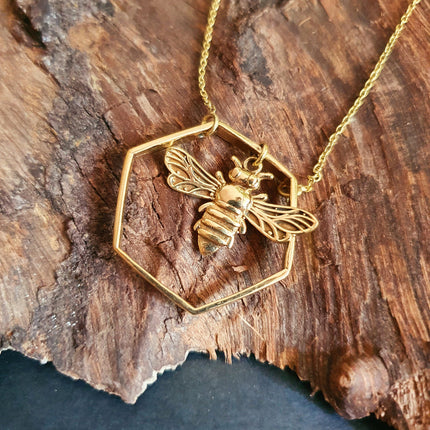 Golden Bee & Hexagon Necklace / Minimalist / Contemporary / Boho / Modern / Chic / Pretty / Chain / Nature