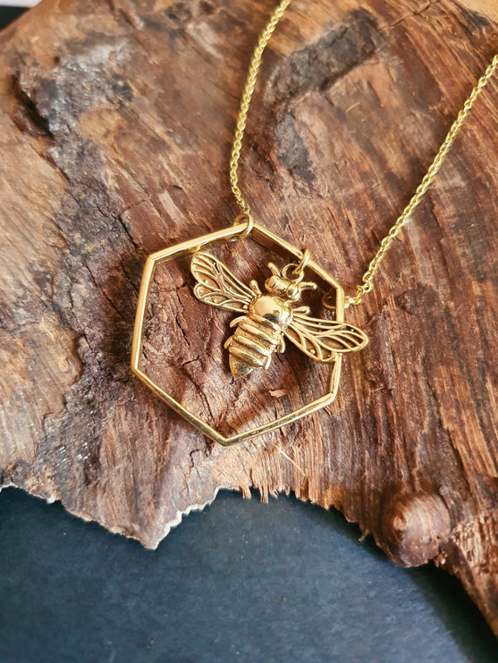 Golden Bee & Hexagon Necklace / Minimalist / Contemporary / Boho / Modern / Chic / Pretty / Chain / Nature