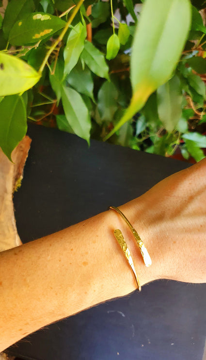 Gold Bangle / Hammered Golden Bracelet / Boho Chic Jewelry / Rustic / Women's Brass Bracelet / Minimalist Bangle / Contemporary