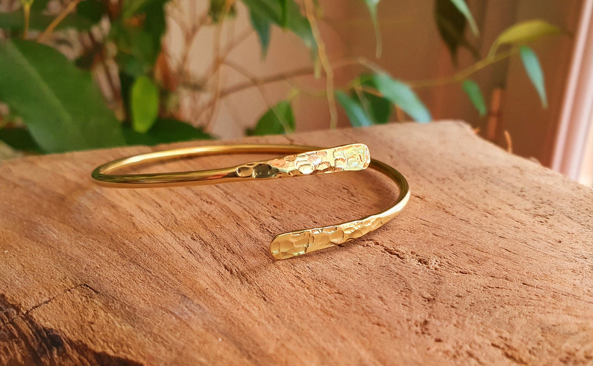 Gold Bangle / Hammered Golden Bracelet / Boho Chic Jewelry / Rustic / Women's Brass Bracelet / Minimalist Bangle / Contemporary