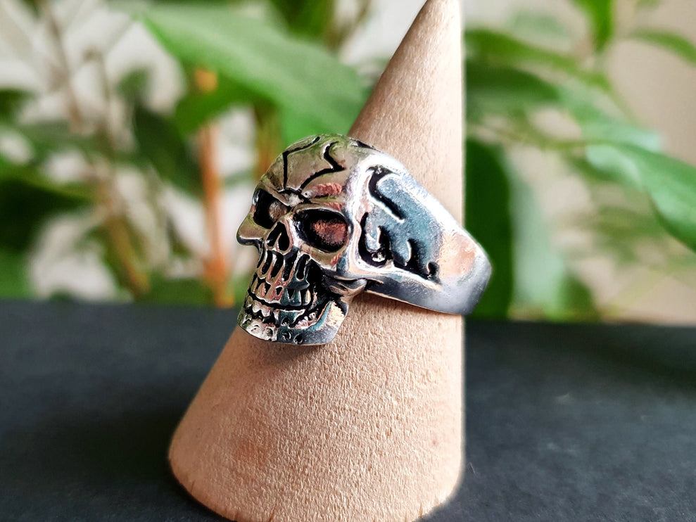 Silver Skull Ring / Mens Ring / Large size / Goth / Punk / Steampunk / Halloween / Mens jewelery / mens gift