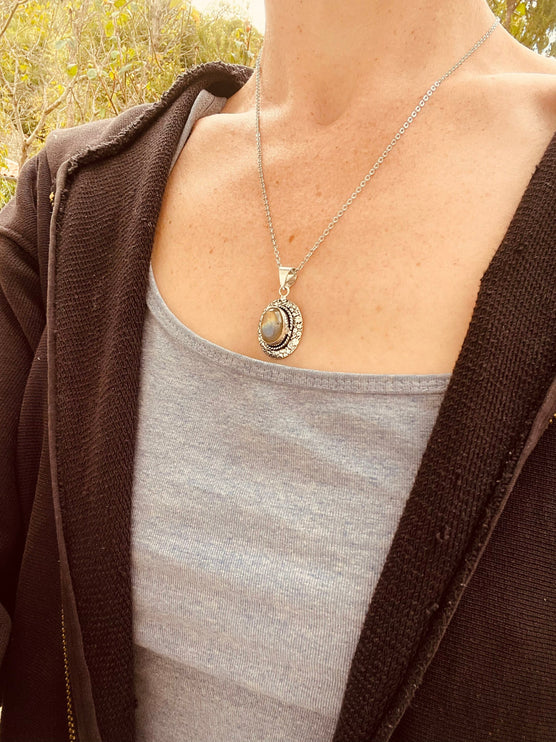 Labradorite Silver Necklace / Simple / Classic / Hypoallergenic / Boho / Inca / Ethnic / Hypoallergenic / Illuminati