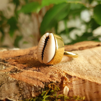 Cowrie Shell Brass Ring / Bohemian / Ethnic / Psy / Rustic / Tribal / Gypsy / Festival / Healing / Festival