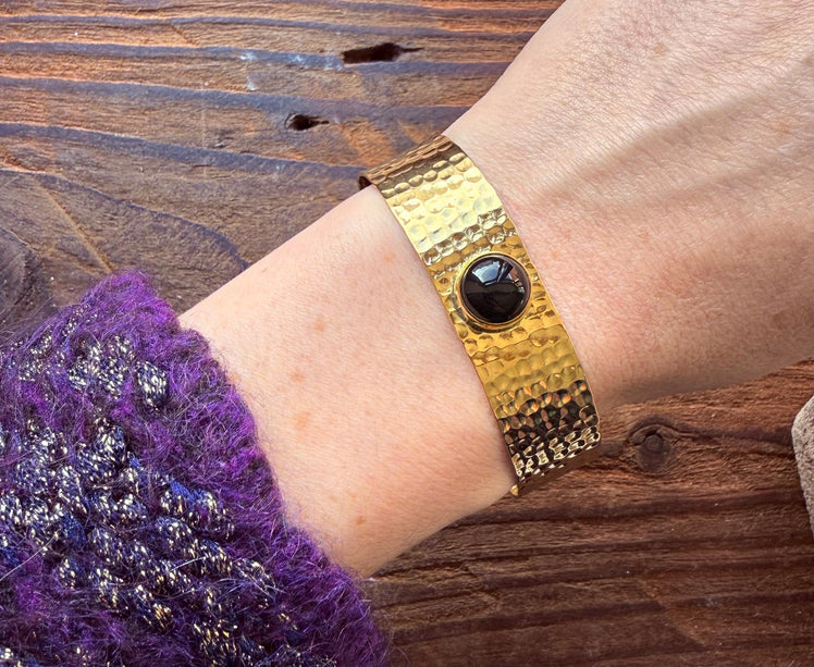Hammered Brass Bracelet with Black Onyx / Adjustable / Bohemian Jewellery / Ethnic Style / Rustic / Boho / Gift for Her / Artisanal /